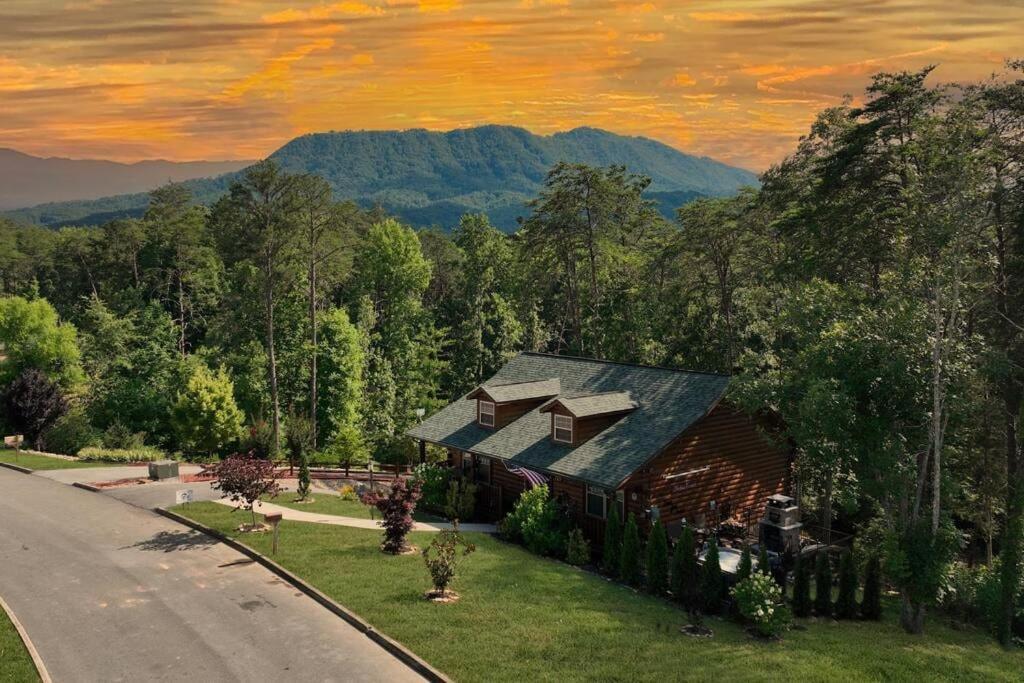 Enchanted Forest Cabin And Teepee! Lights & Laser Show! Private Hot Tub! Unique Stay! Sevierville Eksteriør bilde